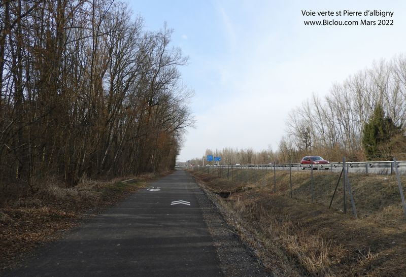 La voie verte V61 longeant l'auto-strade A 40, mais attention bute sur l'arve au niveau de Scientrier