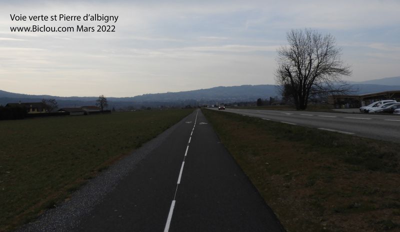 La voie verte de saint Pierre en Faucigny, et vue sur le col d'Evires