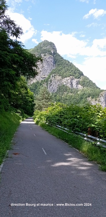 Vélo-route : En vue des rochers du Siaix , Direction Bourg st Maurice