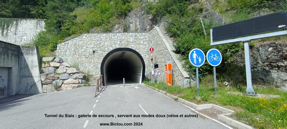 Devant l'entrée de la galerie de secours du Tunnel du Siaix, autorisé aux modes dits doux .. 