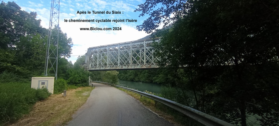 Après le tunnel du Siaix , la vélo-route rejoint l'Isère au fond de la vallée