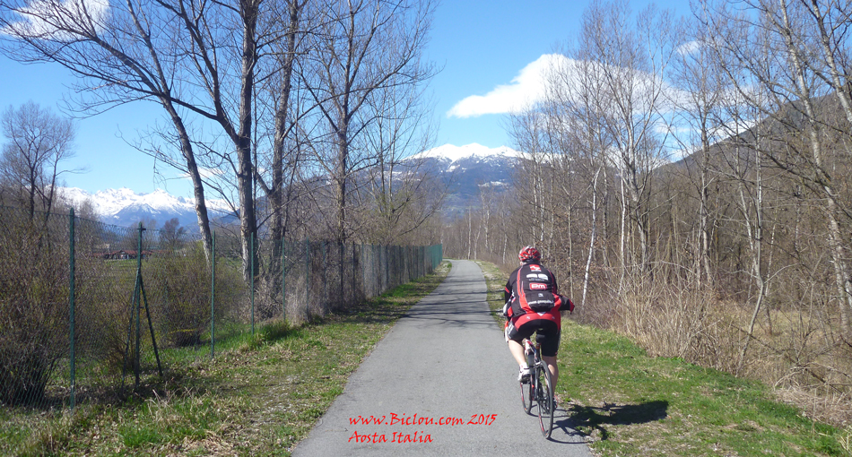 Corridore sulla pista ciclabile di Aosta Ivrea en 2015