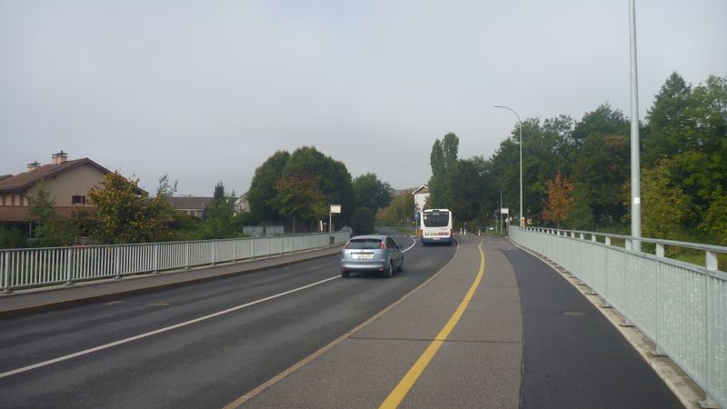 Lully (Suisse) : chaussée , Piste cyclable et .. voie piétonne .. séparées