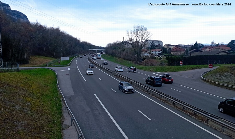 L'autoroute A 40 déverse son flots de bagnoles en route ou en retour des villes à la montagne