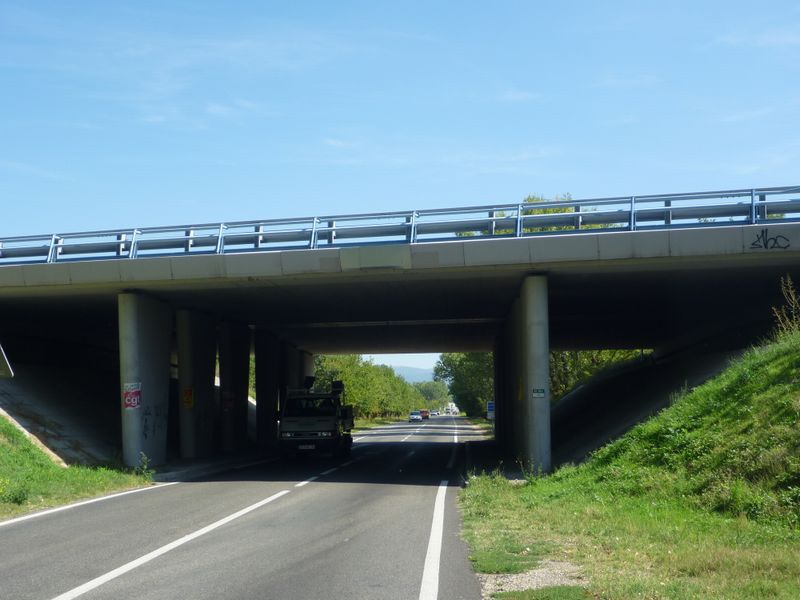 Bandes cyclables à la Sortie de montélimar sur la D 540 a Montelimar