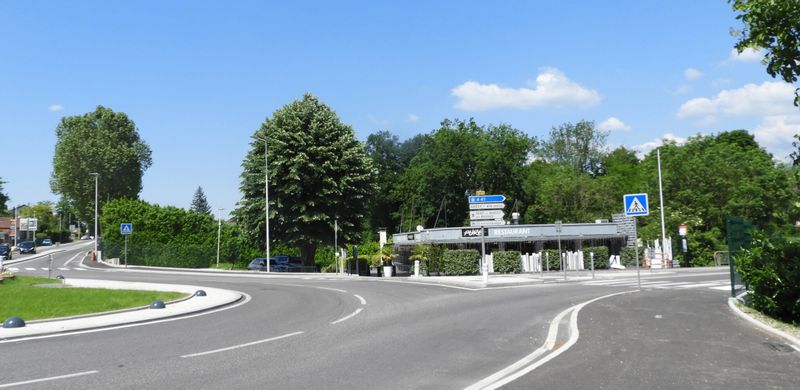 C'est cyclable en effet : A droite vers Grésy zentrum et les Bauges