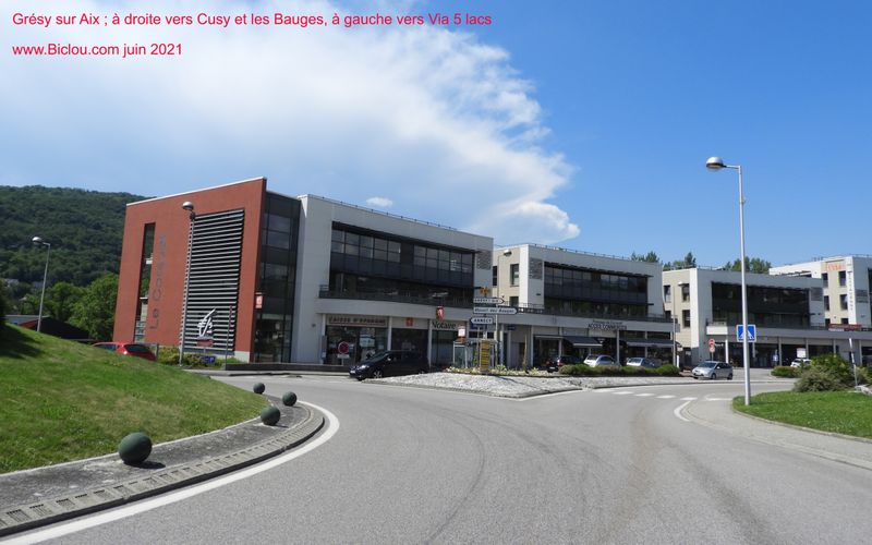 Grésy sur Aix, à droite vers les Bauges Cusy, à gauche, vers gare de Grésy Via-cinq-lacs, Albens, Rumilly