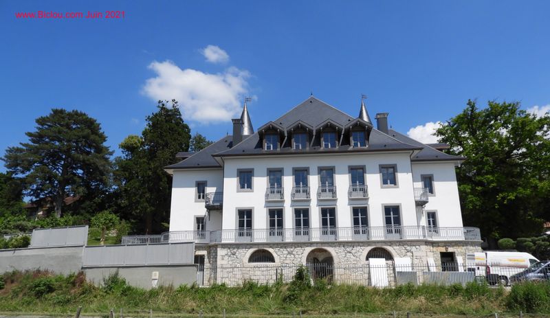 Vu, de la voie verte au bord du lac du Bourget : Château de Bonport - Tresserve : Refait à neuf