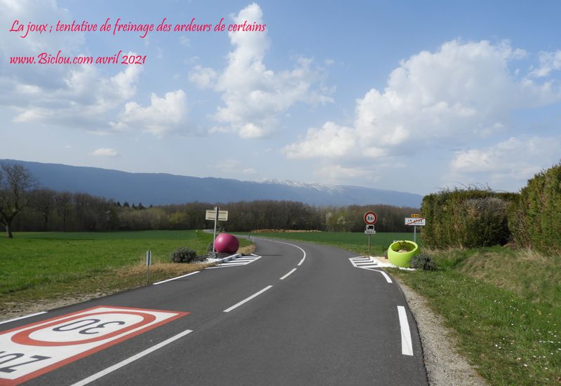 Tentative de calmer les shadoks Ć  Lajoux sur la D 23 : rte France vers Suisse