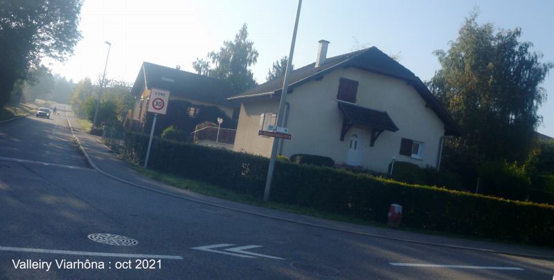 Repérage voie verte ; Carrefour Rue du pré Rosset et rte de Matailly (Valleiry), en oct 2021 balises ViaRhôna