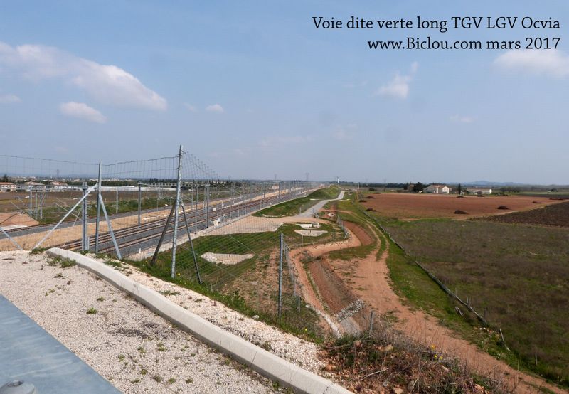 Ya bien possibilités de cycler le long ligne TGV Ocvia comme ici au niveau de Manduel (mars 20117)