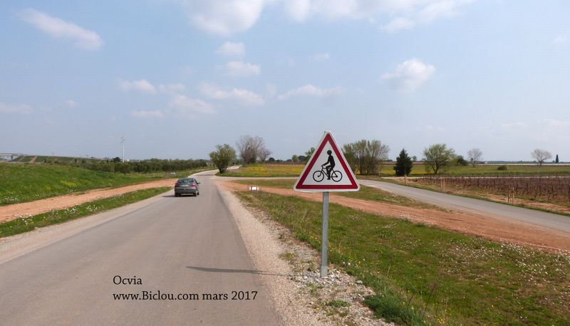 Aux alentours de le ligne LGV OcVia ya bien des panneaux indiquant la présence de Bicyclettes pouvant péripater en ces lieux (mars 2017)