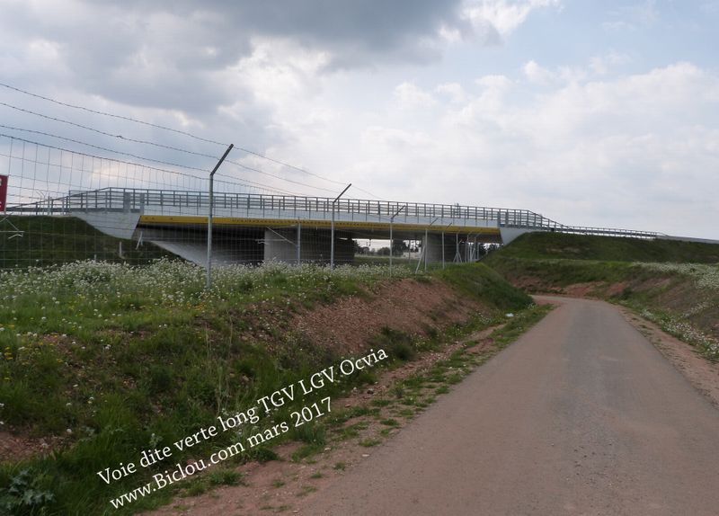Travaux débutés en mars 2017 à Montfrin sur ViaRhôna, liaison vers pont du Gard