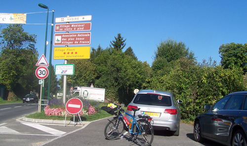 Yvoire-sur-piste-dite-cyclable-haute-savoie