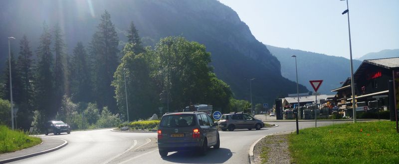 Giratoire entée de Thônes, non traité pour les vélos 