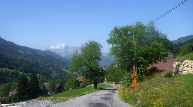 Sur la route des envers de Thônes, la Tournette dans le fond
