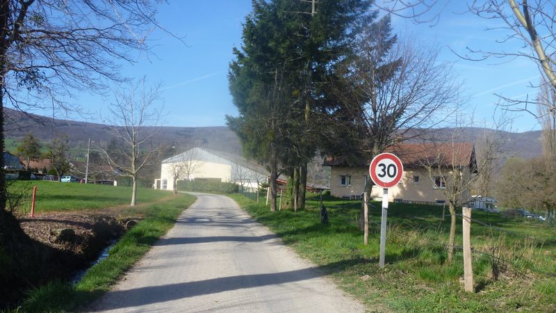 ViaRhôna : Arrivée dans le village de Vulbens en 2015