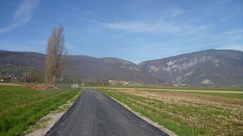 Le Vuache dans le fond, à gauche, le Jura à droite, le Rhône dans le défilé au milieu