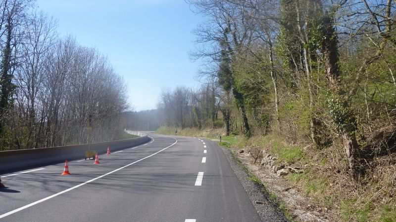 La D 1206 : vers Bellegarde, bandes dites cyclables, posées en 2015