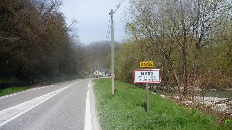Mons sur la D 992 direction Frangy (haute savoie) : Cyclistes : chair à saucisses ?