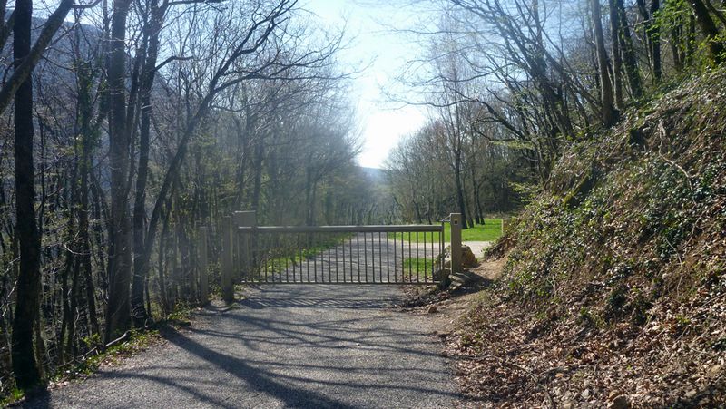 Route barrée du fort supérieur de l'écluse (Ain) , mais passage à pied et à vélo possible en 2015