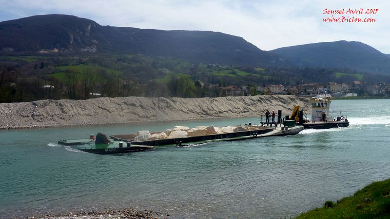 Barge transportant des rocher sur le Rhône, vue à Seyssel en 2015