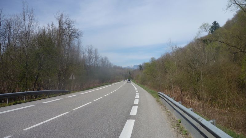La D 992, sortie de Seyssel est bien équipée de bandes cyclables (gravillons à Seyssel Nord),