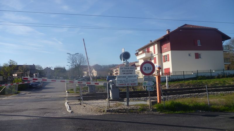 Vieux balisage provisoire ! Léman-mer sur ViaRhôna à Valleiry, mais il est bien juste