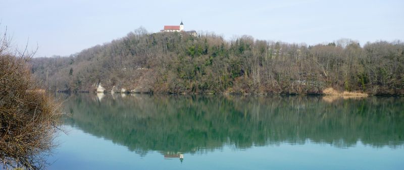 Bassy vu des bords du Rhône rive droite ; en 2015
