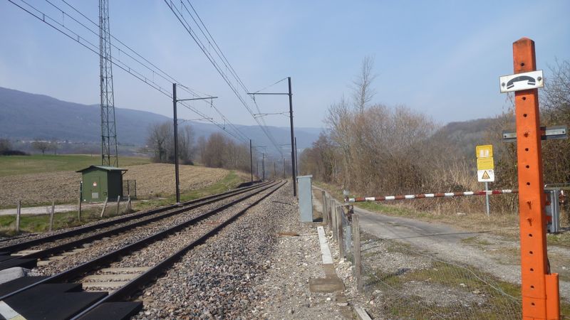 Le chemin le long du Rhône et chemin de fer, rive droite, avant Seyssel