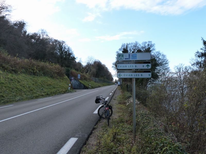 Qui a eu cette fabuleuse idée de faire tourner le cyclo à gauche ici sur la D 1005 ?