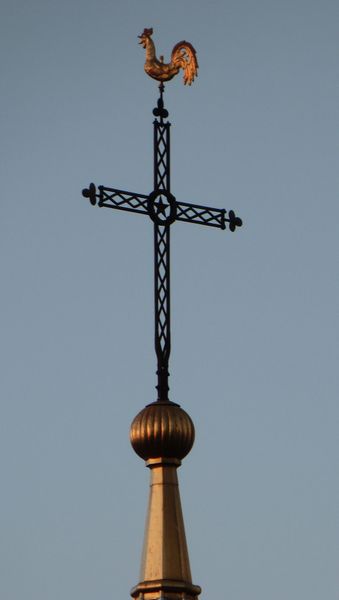 Détail coq et croix du clocher église st Pancrasse de Yvoire en 2015