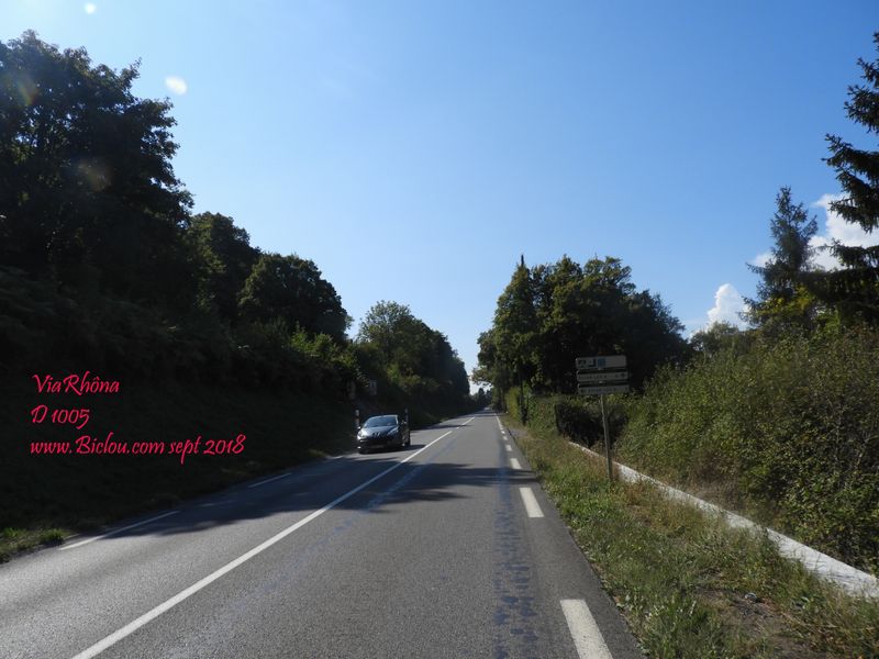 La Viarhôna , eurovélo17 et Tour du Léman, empruntent en 2018 la D 1005 : ici tourne à gauche , assassin..