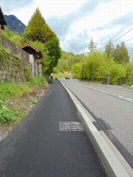 Clin d'oeil à la ligne du tonkin ? ce train inaugure la voie verte de saint gingolph en mai 2019
