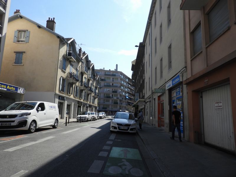 Encore un K.. garé sur une bande cyclable à Annemasse